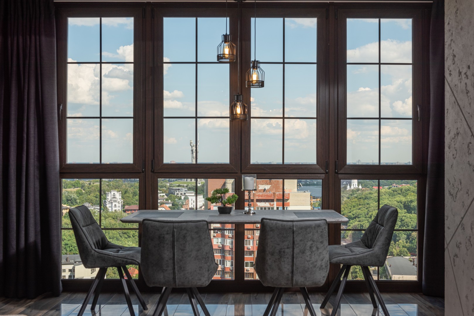 Panoramiczne przeszklenia w apartamentach - jak światło zmienia odbiór wnętrza?