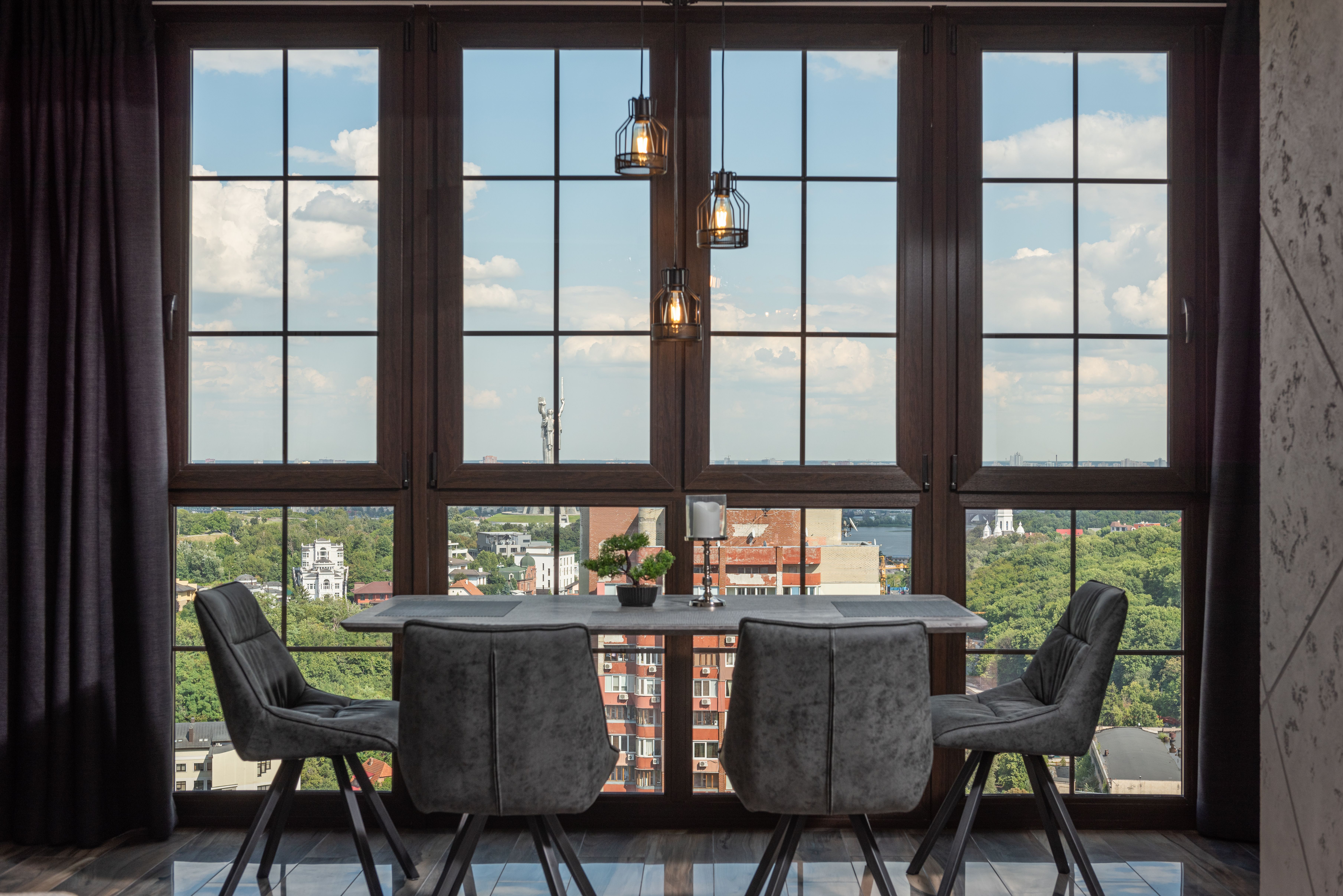 Panoramiczne przeszklenia w apartamentach - jak światło zmienia odbiór wnętrza?