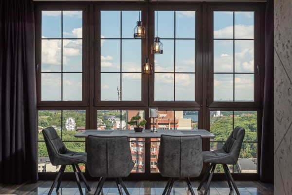 Panoramiczne przeszklenia w apartamentach - jak światło zmienia odbiór wnętrza?